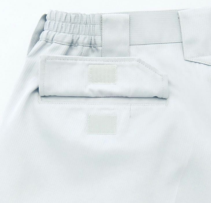 【マジックテープ付フラップ】<br>パンツ後ろ左ポケットには、開閉しやすいマジックテープ止めを採用。