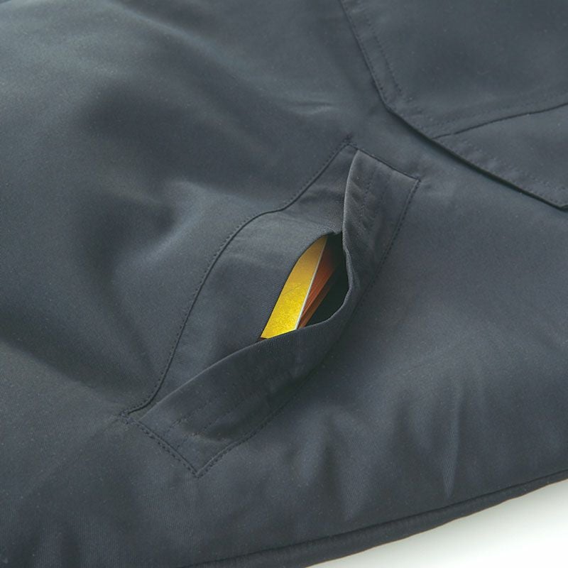 脇ポケットは物が落ちにくい逆玉<br>※同じタイプの防寒ズボンは【廃番】となりました。