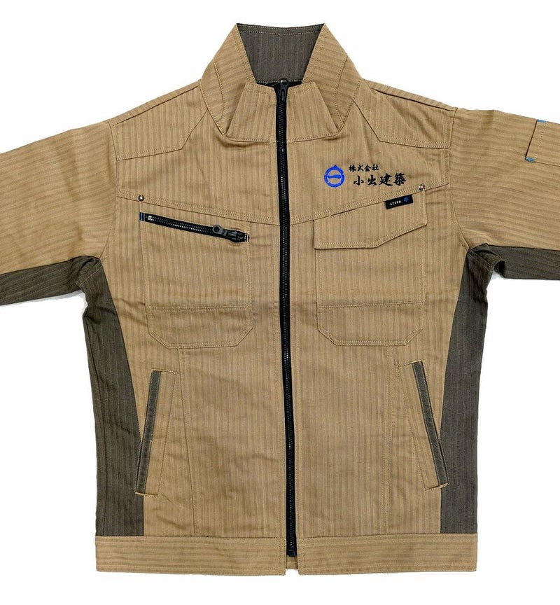 岐阜県養老郡にある建築業者・小出建築様のロゴ入りオリジナル作業服の完成写真をご覧ください。<br>左胸にロゴ刺繍が入った高級感たっぷりなオリジナル作業服の完成です。