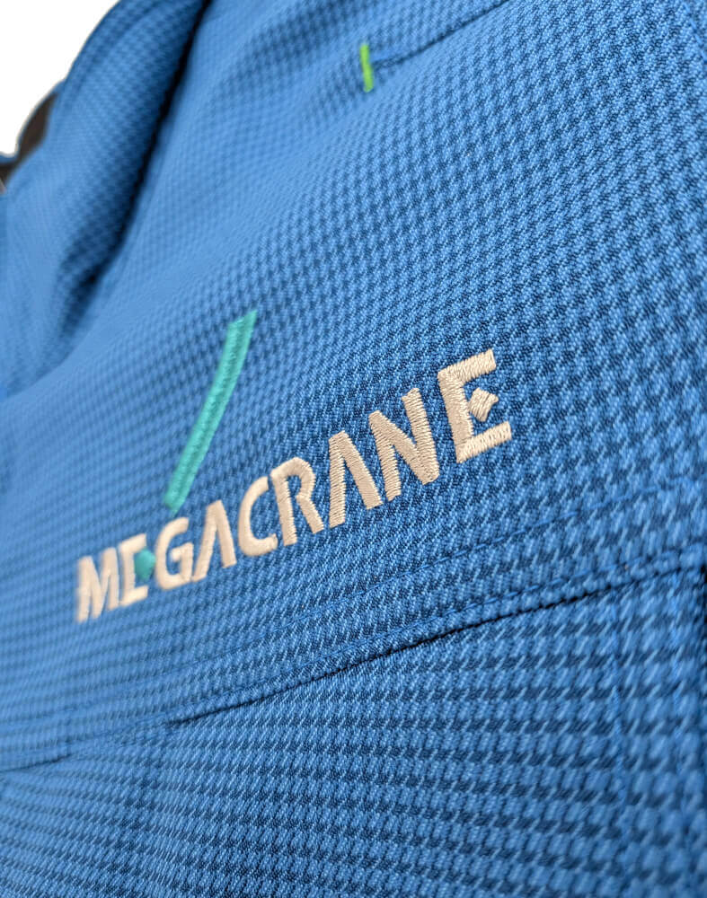 MEGACRANE様の企業ネーム刺繍部分の拡大アップ写真もご覧くださいませ。