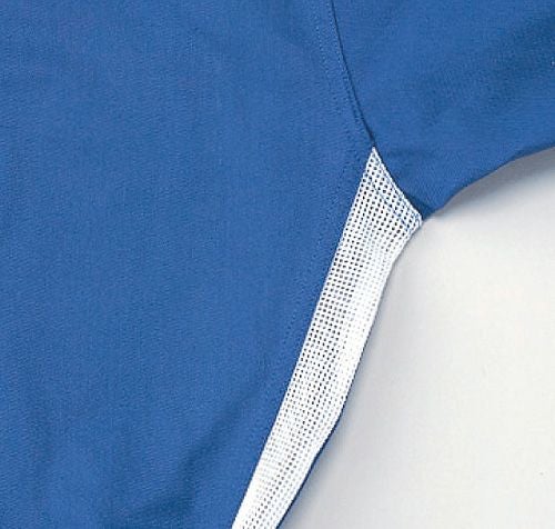 脇下部からウエストにかけて通気性の良いメッシュ素材を採用。