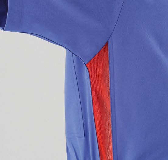 脇部分にもレッドのメッシュを採用。衣服内をさわやかに保ちます。