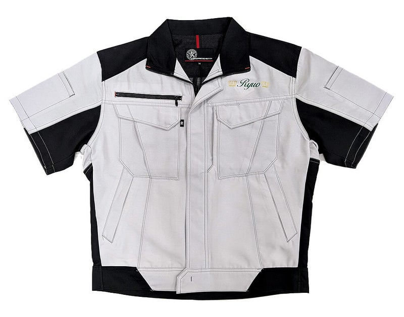 運送会社リュオー様の作業服の前面・左胸にも名入れいたしました。