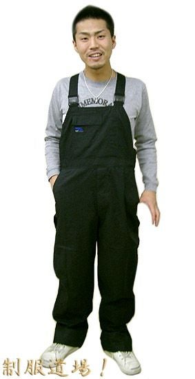 店長がサロペットを着用