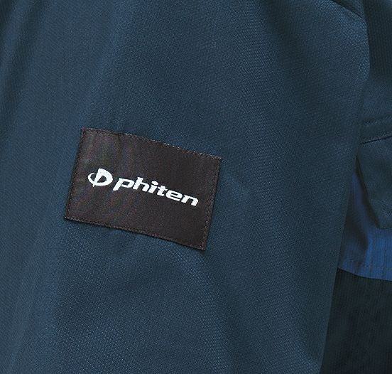 腕にファイテンとのコラボレーションを表すブランドネームタグ。