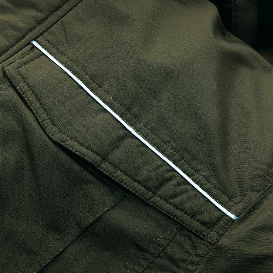 左右胸ポケット部分に反射パイピング付きです！