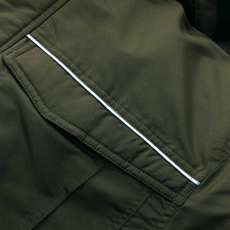 左右胸ポケット部分に反射パイピング付きです！