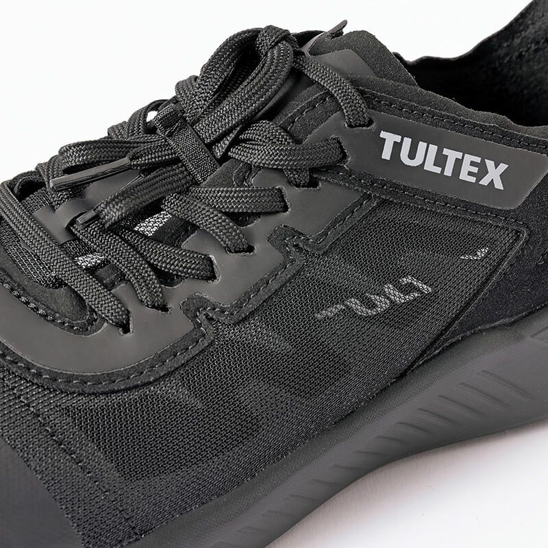 アッパー全面にチュールを使用し、快適な通気性を確保