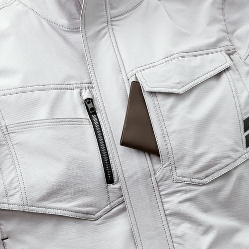 胸部分には用途に合わせて４つの多機能ポケット採用