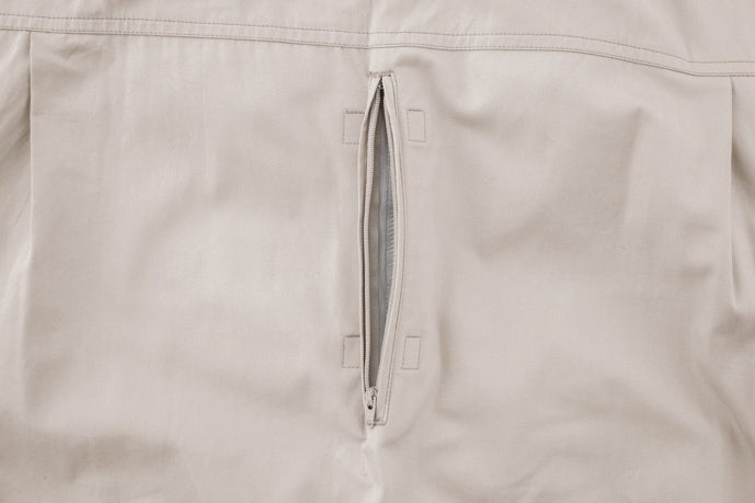 フルハーネス対応（背中取り出し口）。