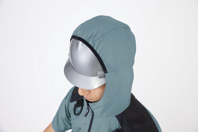ヘルメット対応の大型フード付き。