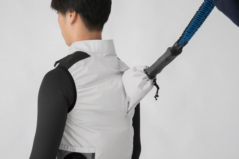 背中からランヤードを出し、取り出し口を絞ります。