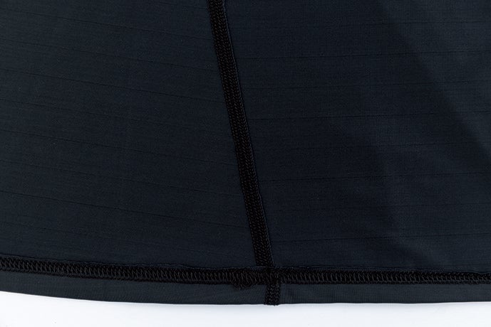 フラットシーマ縫製で体にフィットした着用感。