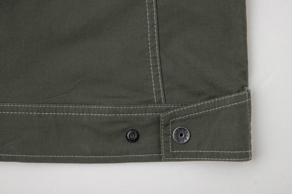 裾は金属製アジャストボタン付き。