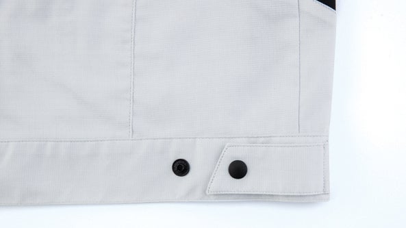 裾は2段階に調整できるアジャスター付き。