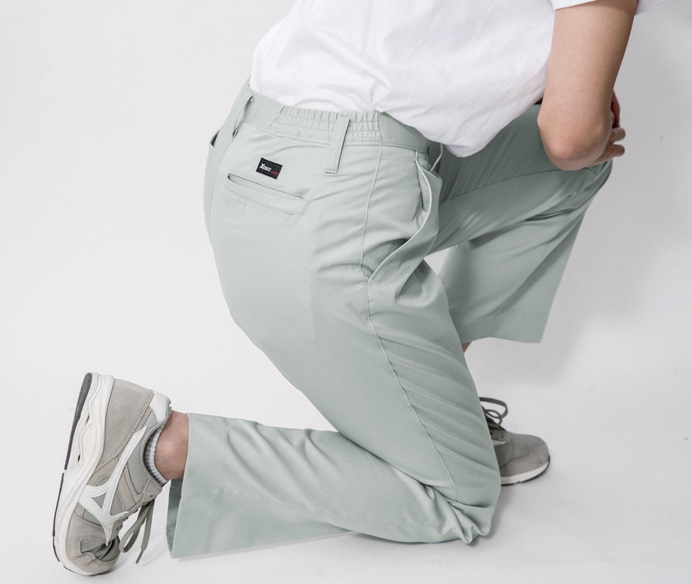 レディースのパンツには、後ろピスポケットから、収納ポーチが飛び出す便利なポケットを用意。立ち座りが多い作業でも、ポケットに入れた携帯電話やスマートフォンに負荷をかけず収納することができます。
