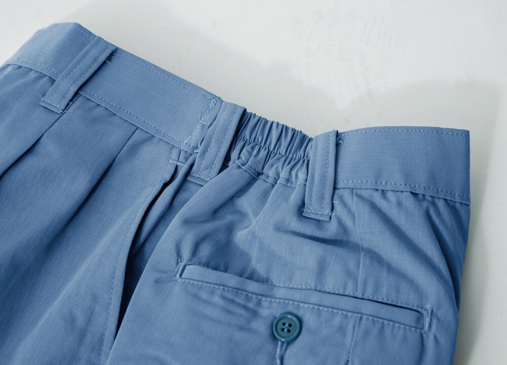 ウエスト、シャーリングで動きもスムーズ。