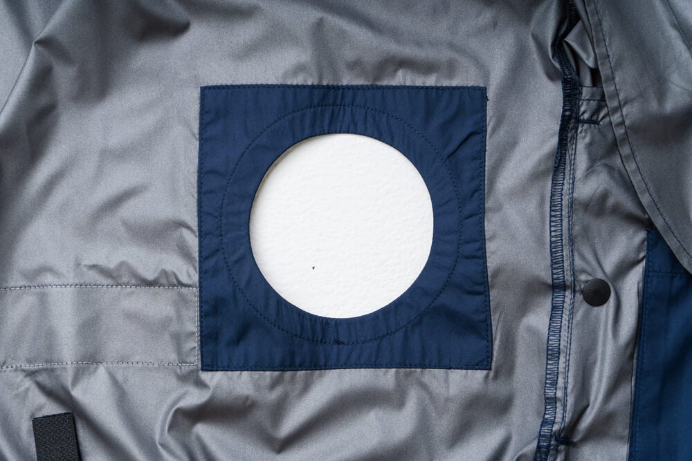 ファン取付孔（直径約90mm）