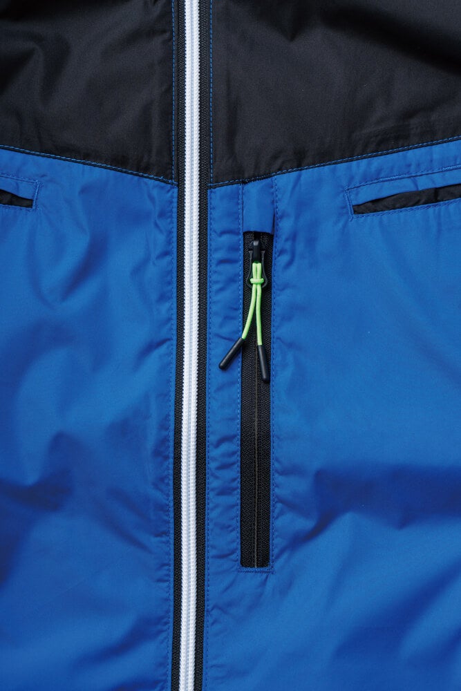 野帳が入る。胸ファスナーポケット
