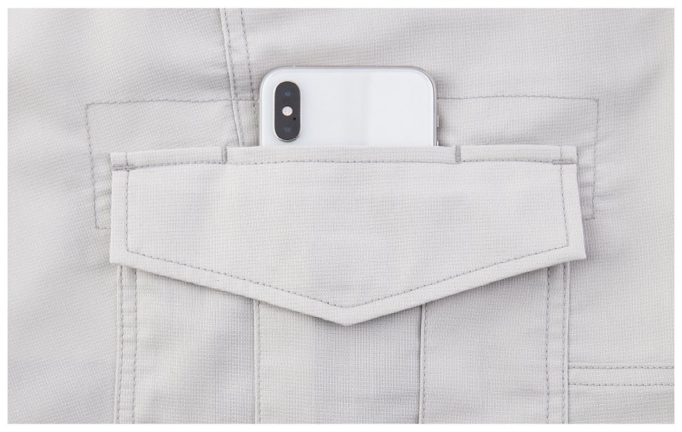上から入るスマホポケット（特許庁出願済）<br>フラップを閉じた状態でもスマホを収納できるポケット付