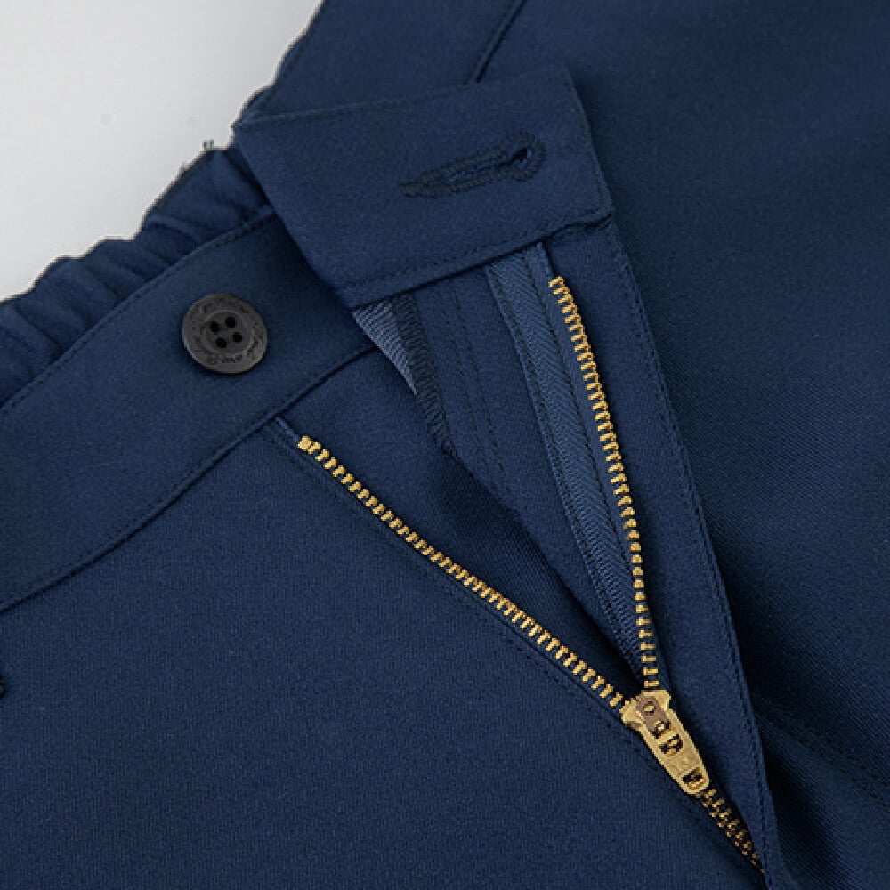 ロゴ入りボタン・YKK 3YGファスナー<br>ロゴ入りの樹脂ボタンとYKK 3YGファスナーを採用。
