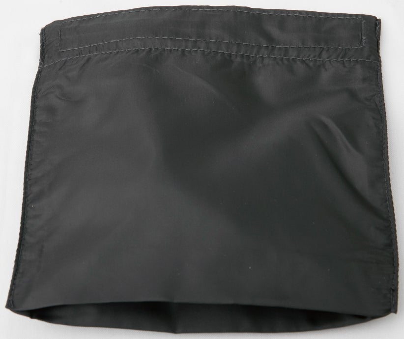 シークレットポケット付き<br>左側サイドポケットの中にあります。撥水素材の袋布で染み込みを防止し、余裕を持たせたマチ付きでゆったり収納。強力マジックテープ止めで動いても中身が出にくく、消臭テープ（デオクリア）付きでニオイも軽減します。