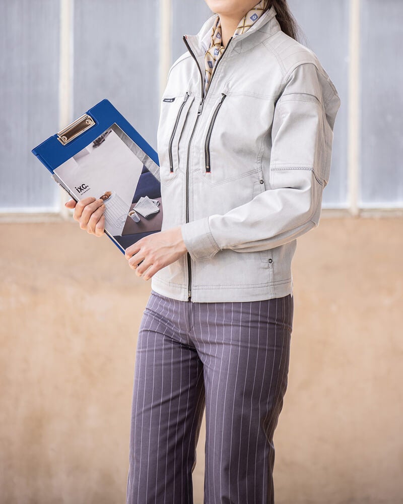 女性