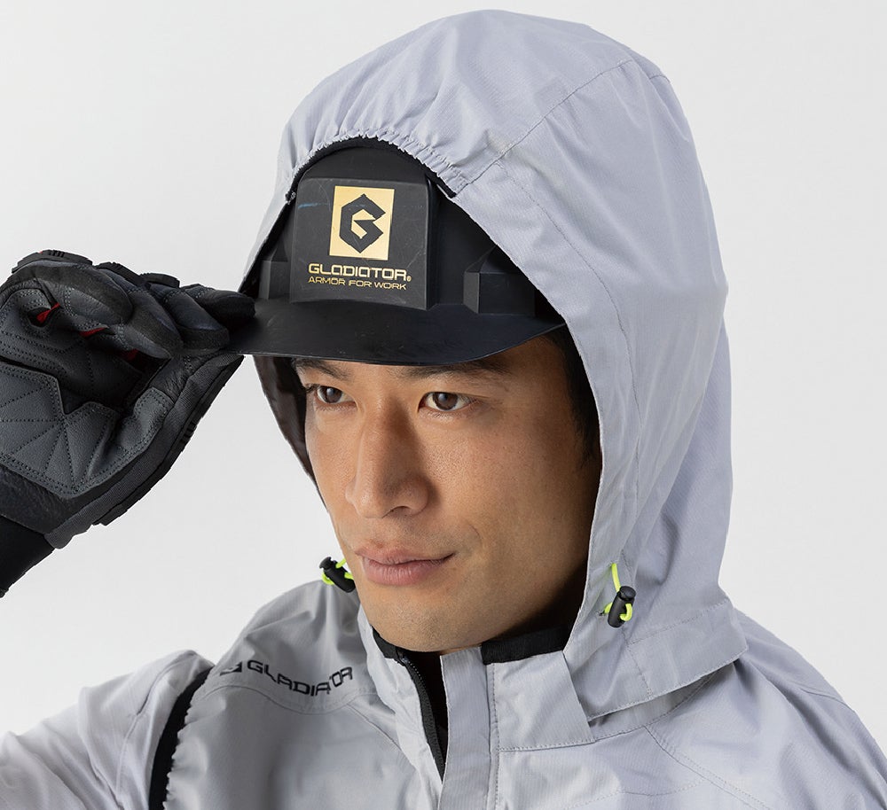 ヘルメット対応フード（着脱可）：ヘルメットを被ったままでも使用でき、簡単に取り外しが可能