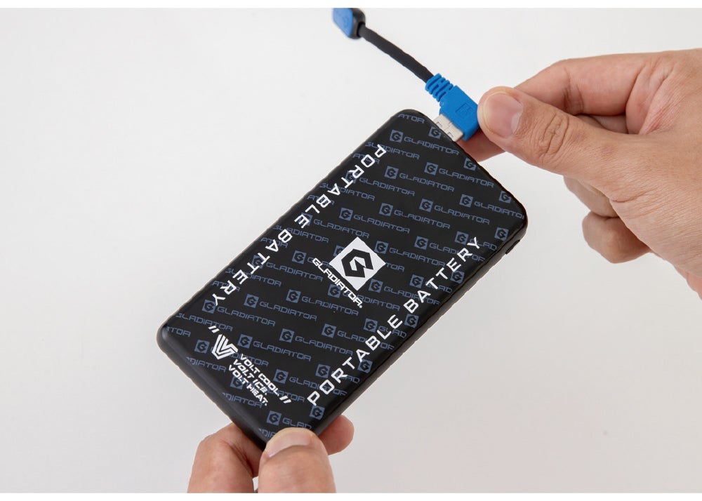 ケーブルのUSB Type-A側をモバイルバッテリーに接続します。