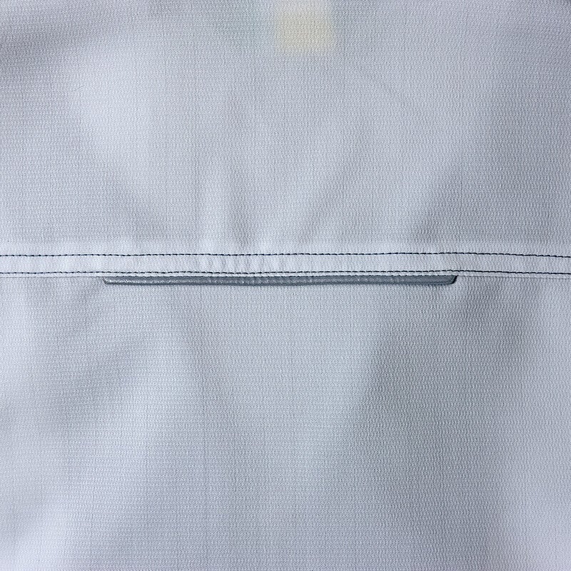 背中反射パイピング<br>背中に反射パイピングを装備し安全性に配慮。