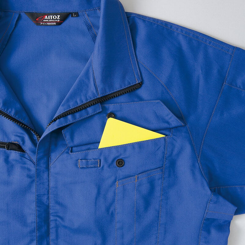 胸ポケット<br>手帳などを収納できるシンプルな胸ポケットを装備。
