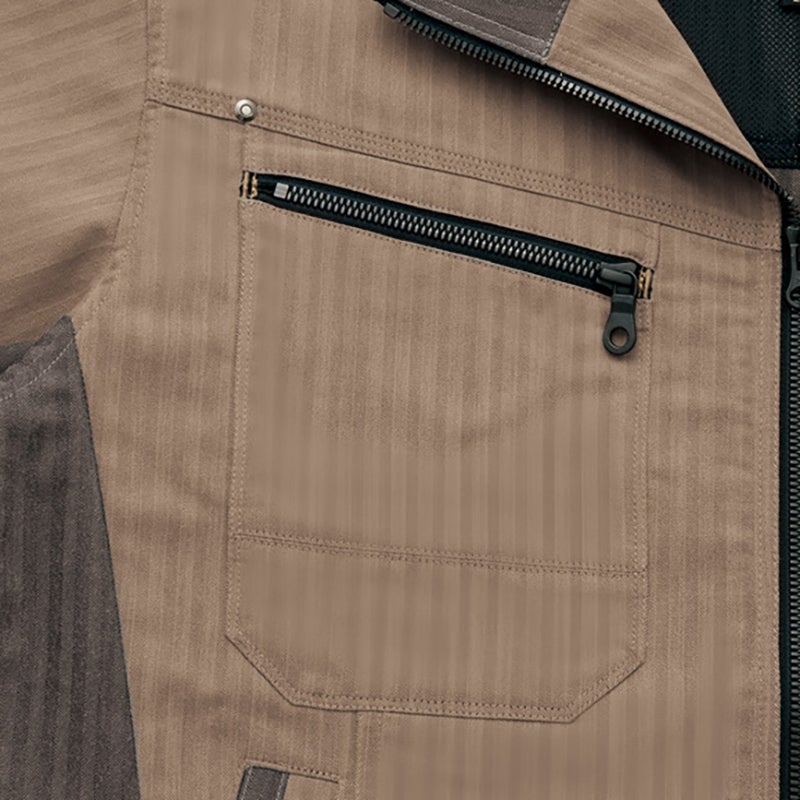 右胸ポケット<br>ファスナー付きで落下を防止。