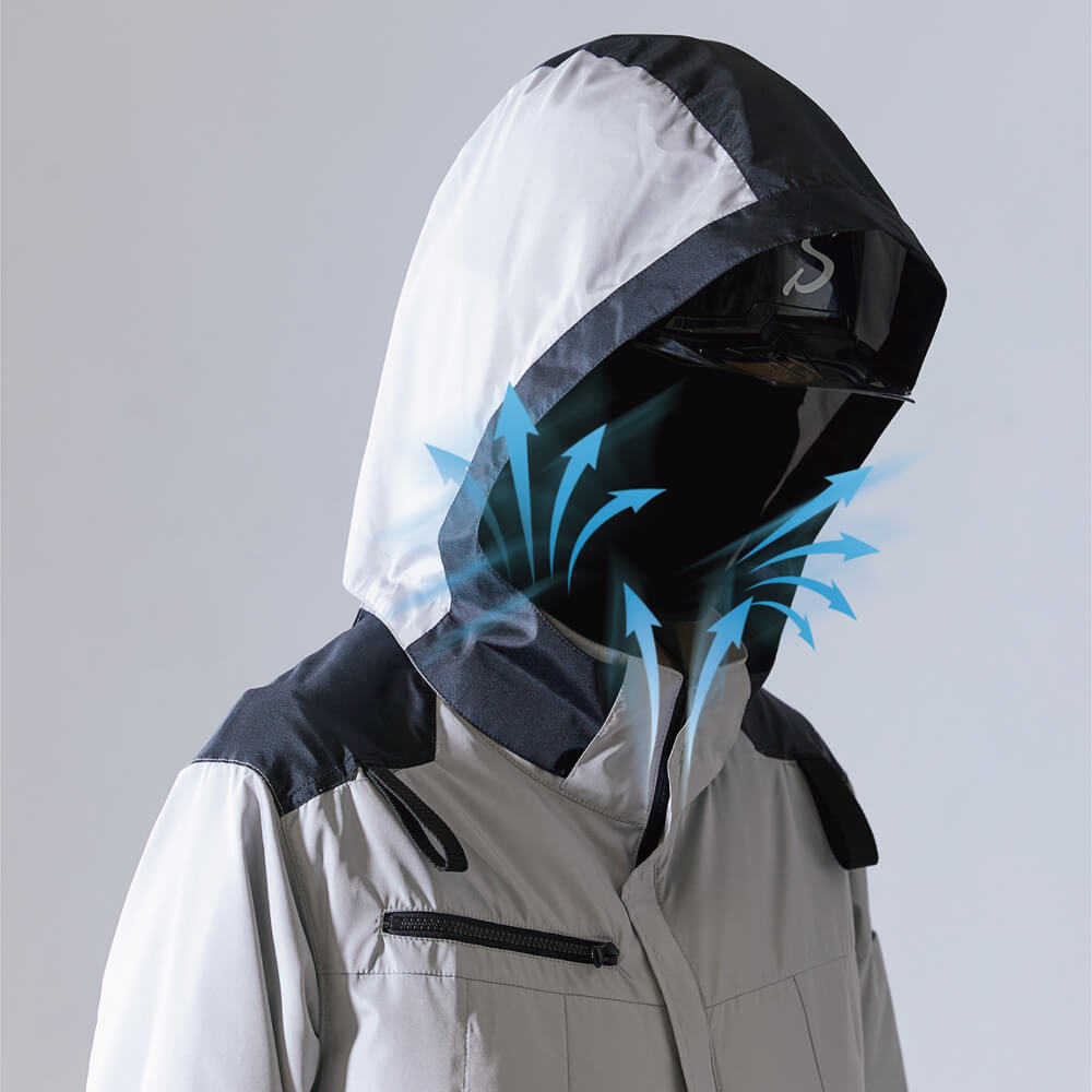 ヘルメットの上から被れる大型フード<br>取り外し可能な大型のフードは、風がぬけて快適です。