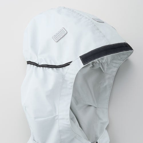 フード付でヘルメット内快適<br>滑り止めがフードのズレを軽減し、ヘルメット内にも風が流せます。